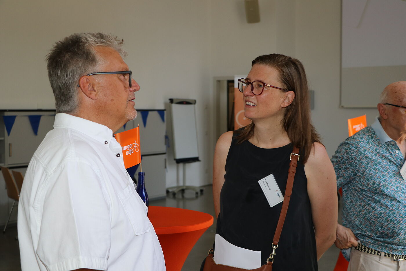 ADFC-Vorsitzende Eva Mahling im Gespräch mit Gast Johannes Ziegler ADFC-Vorsitzende Eva Mahling im Gespräch mit Gast Johannes Ziegler