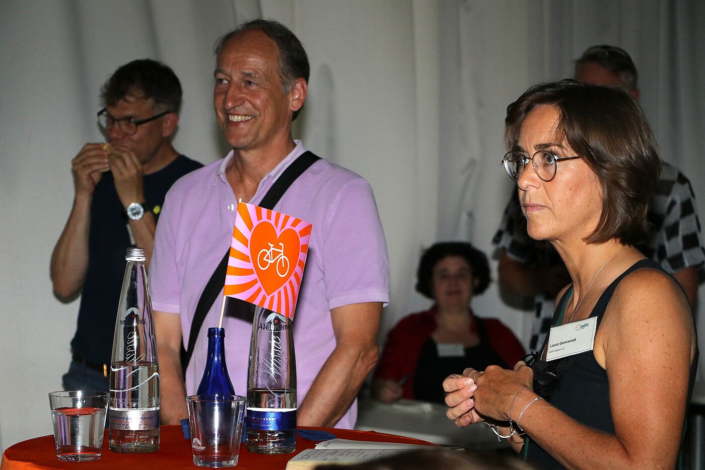 Martin Wagle, MdL und Laura Ganswindt, Pressesprecherin ADFC Bayern, lauschen dem Vortrag Martin Wagle, MdL und Laura Ganswindt, Pressesprecherin ADFC Bayern, lauschen dem Vortrag