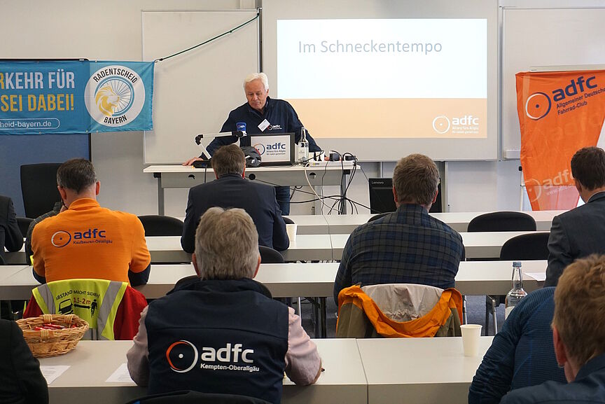 Volle Hütte: die PK der ADFC-Allianz in der „IHK-Akademie“ Kempten stieß bei Politik, Verwaltung und Medien auf großes Interesse. Volle Hütte: die PK der ADFC-Allianz in der „IHK-Akademie“ Kempten stieß bei Politik, Verwaltung und Medien auf großes Interesse.