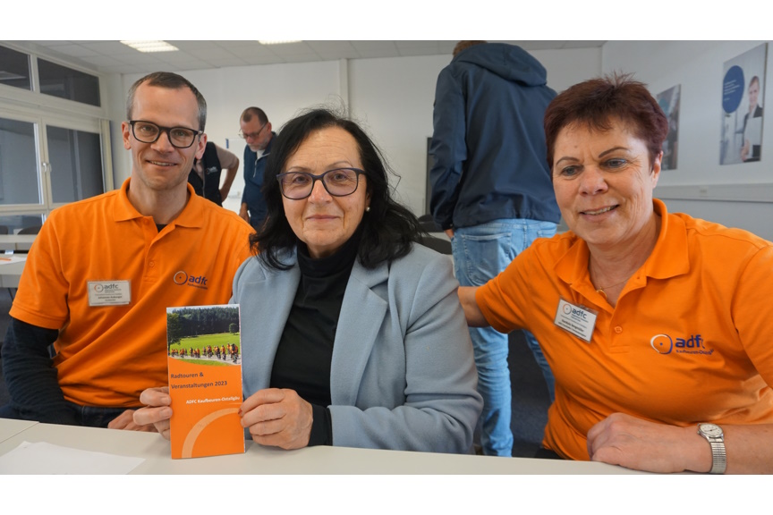 „Danke für die guten Gipfel-Gespräche!“: 2. BM’in Erika Rössler aus Kaufbeuren strahlt mit unseren Ostallgäuer ADFC-Freunden Kordula und Johannes um die Wette.