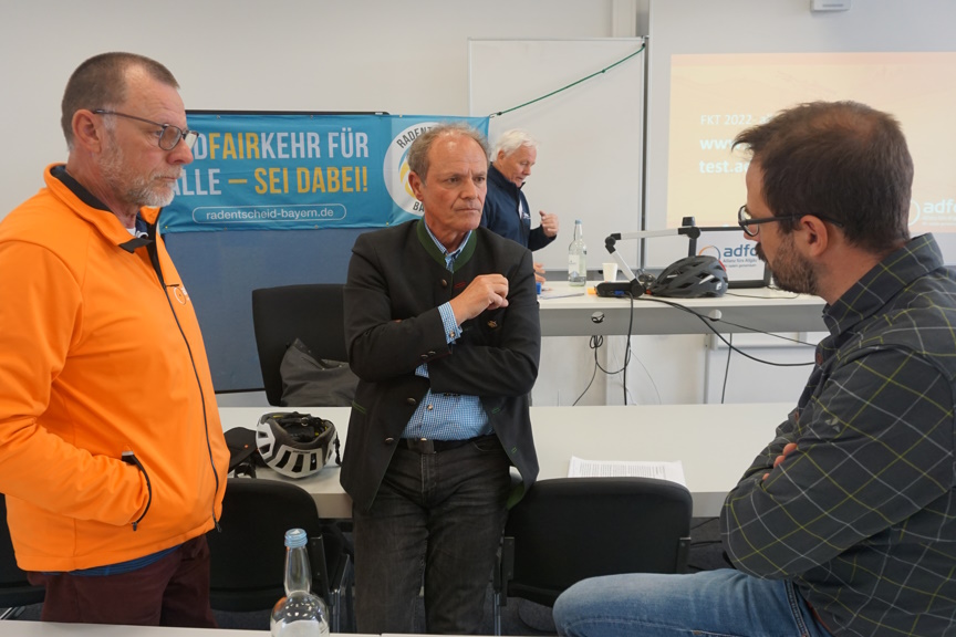 Gipfel-Teilnehmer: (v. li.) Peter Walcher (ADFC OA), BM Eckhard Harscher (Waltenhofen), Stefan Sommerfeld (MobiMan. Kempten) im Gespräch