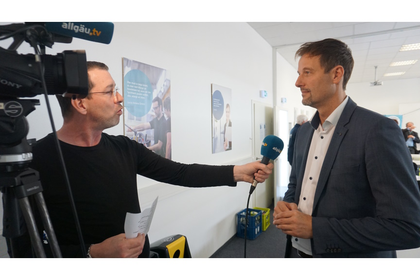 „Klassenprimus“ vor der Kamera: Sonthofens BM Christian Wilhelm beim Interview mit TV Allgäu-Reporter Boris Weltermann. (siehe Mediathek www.tv-allgaeu.de)