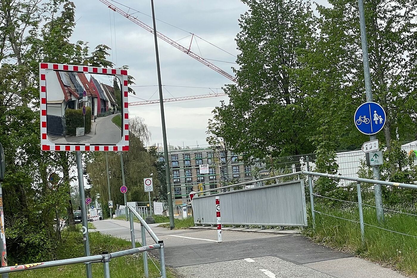 Spiegel am Radweg