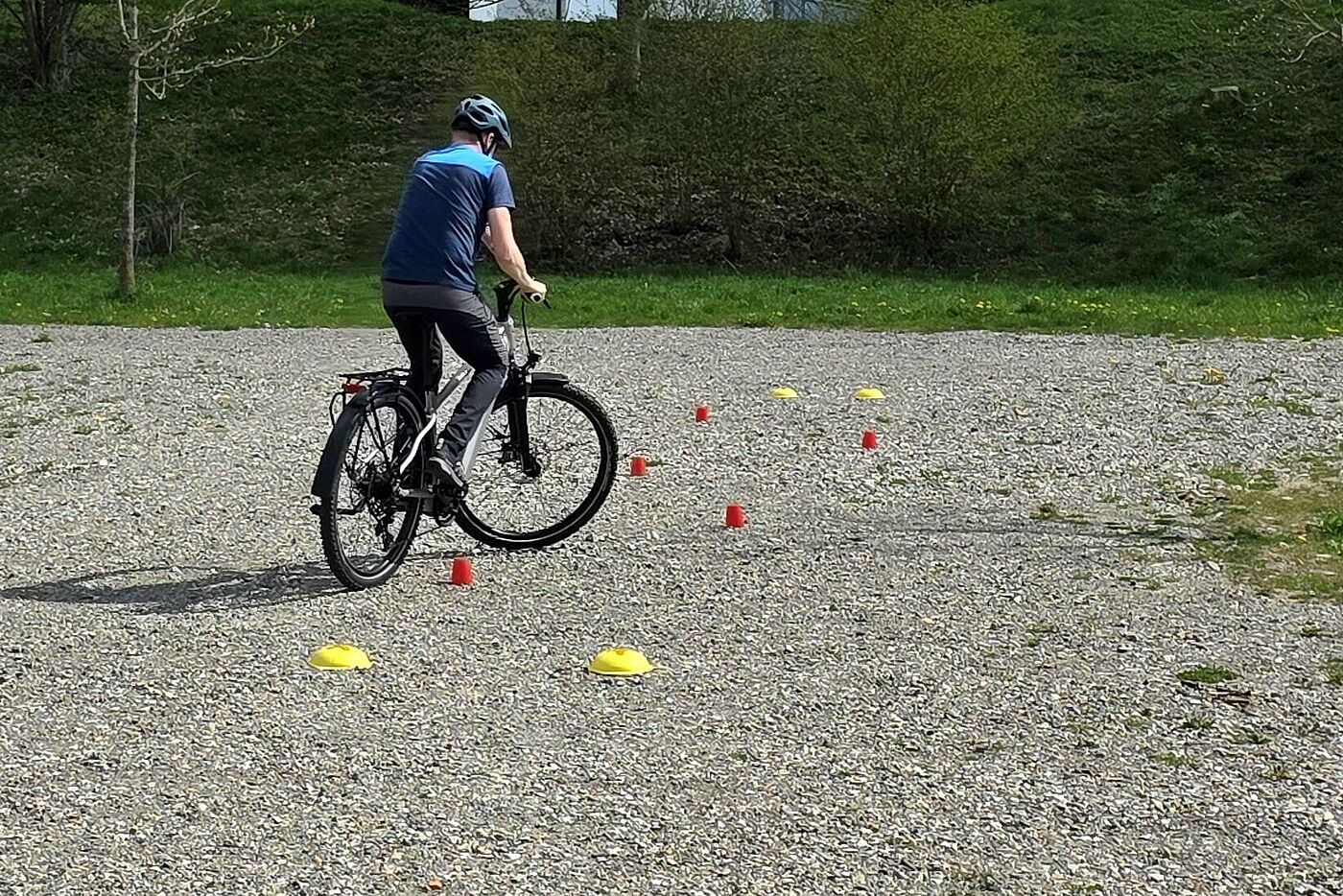 Radfahrer auf Schotterplatz