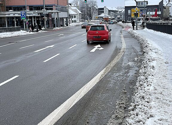 Straße mit 5 Spuren. Wenig Raum für Fußgänger und Radfahrer