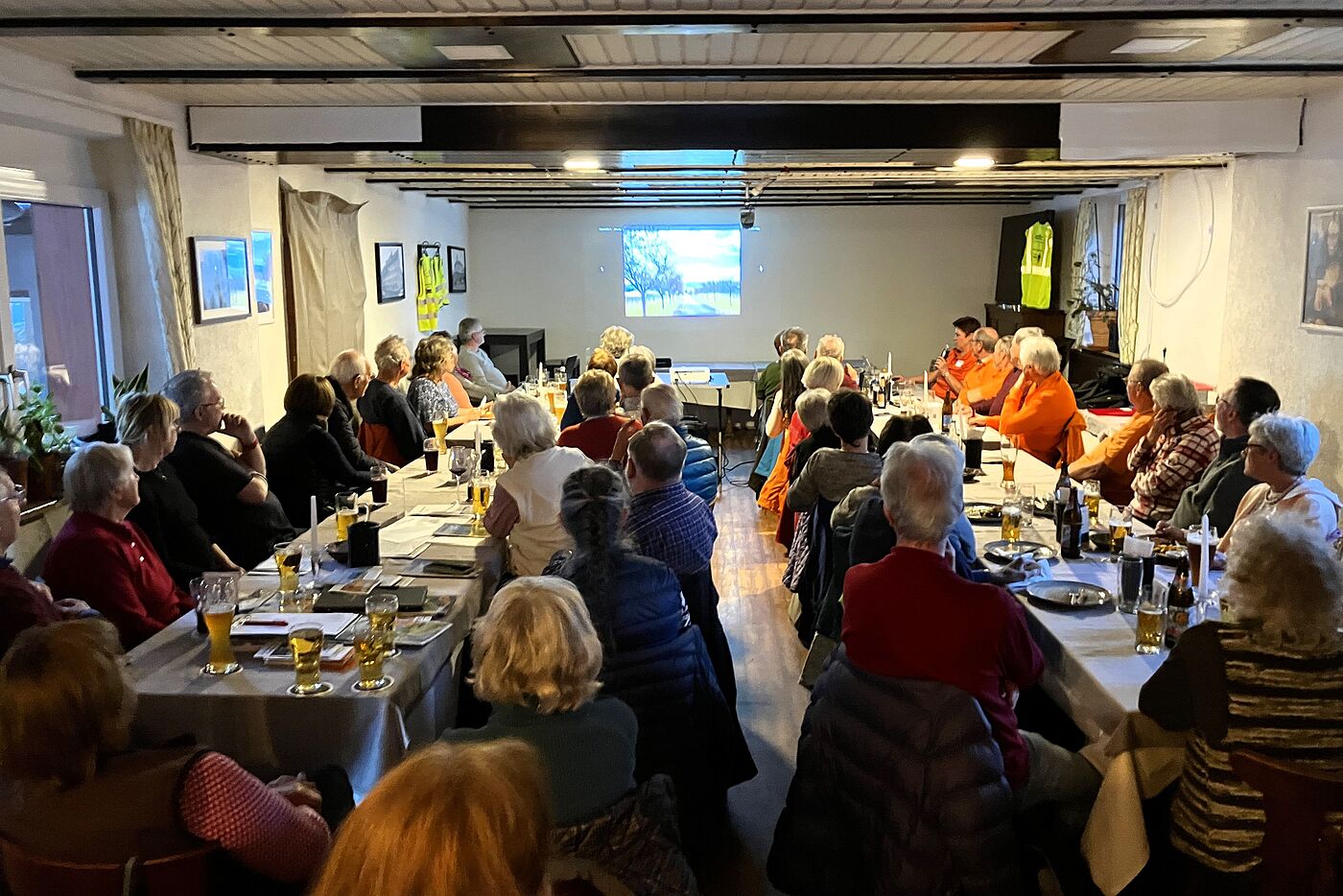 Menschen im Saal mit Bild vom Vortrag