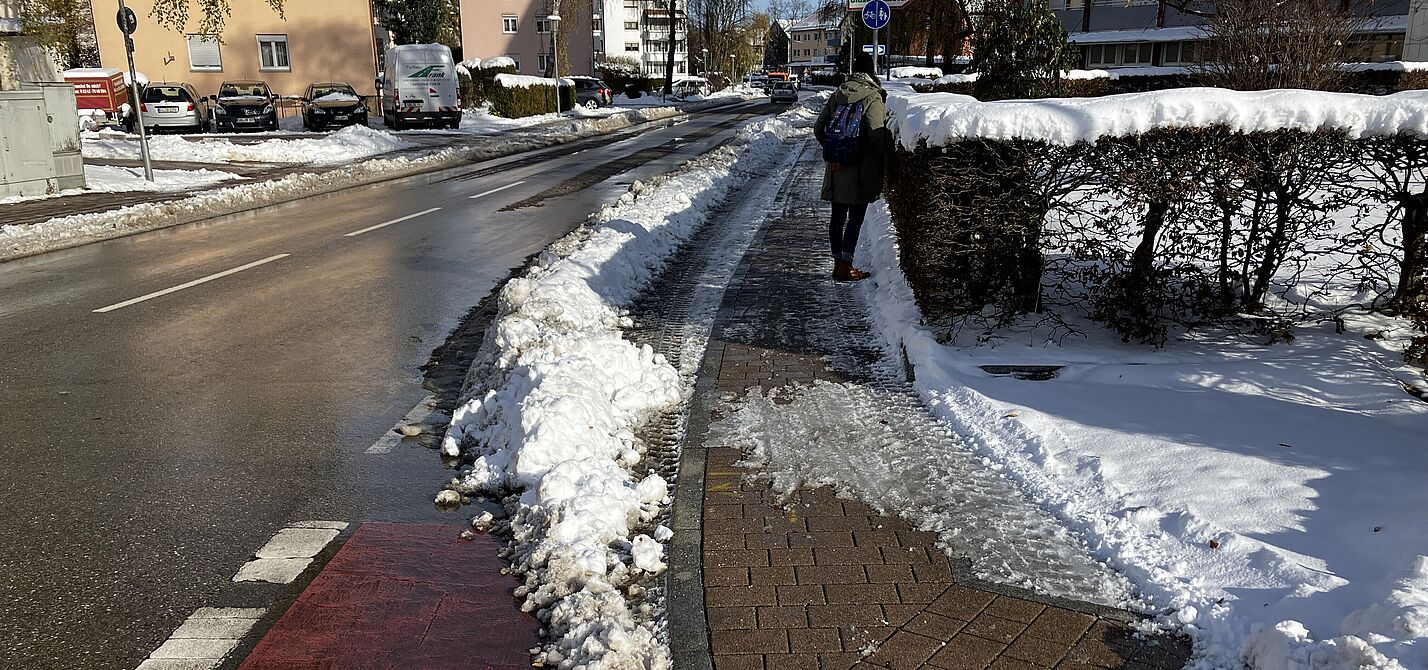 Schnee und Eis auf Radweg