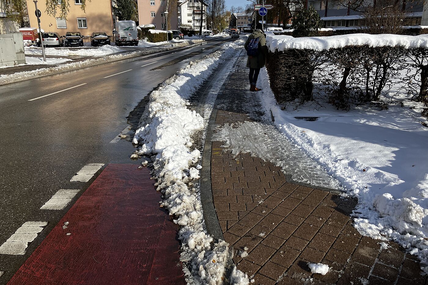 Schnee und Eis auf Radweg