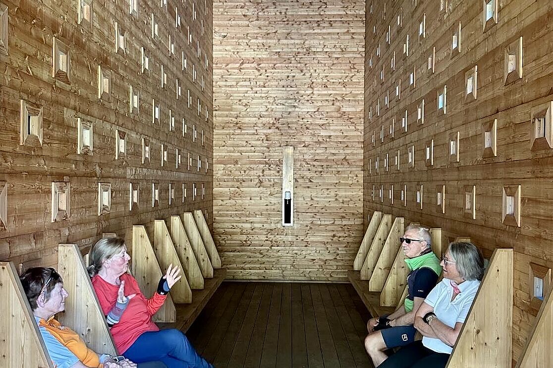 Menschen in einer Kapelle aus Holz