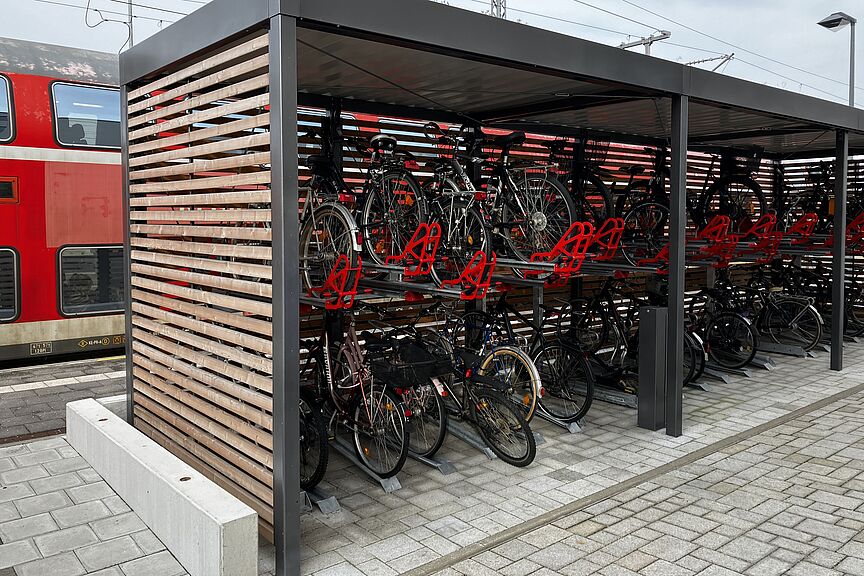 Radständer an Gleis 1 Doppelstockzug und Doppelstockparker