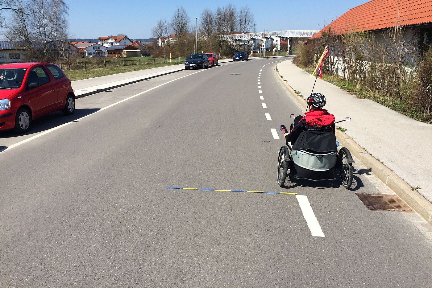 Liegedreirad am rechten Fahrbahnrand