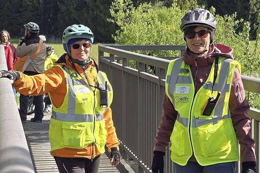 Frauen auf Brücke