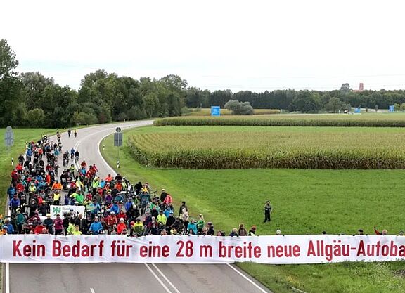 Demonstranten auf Bundesstraße