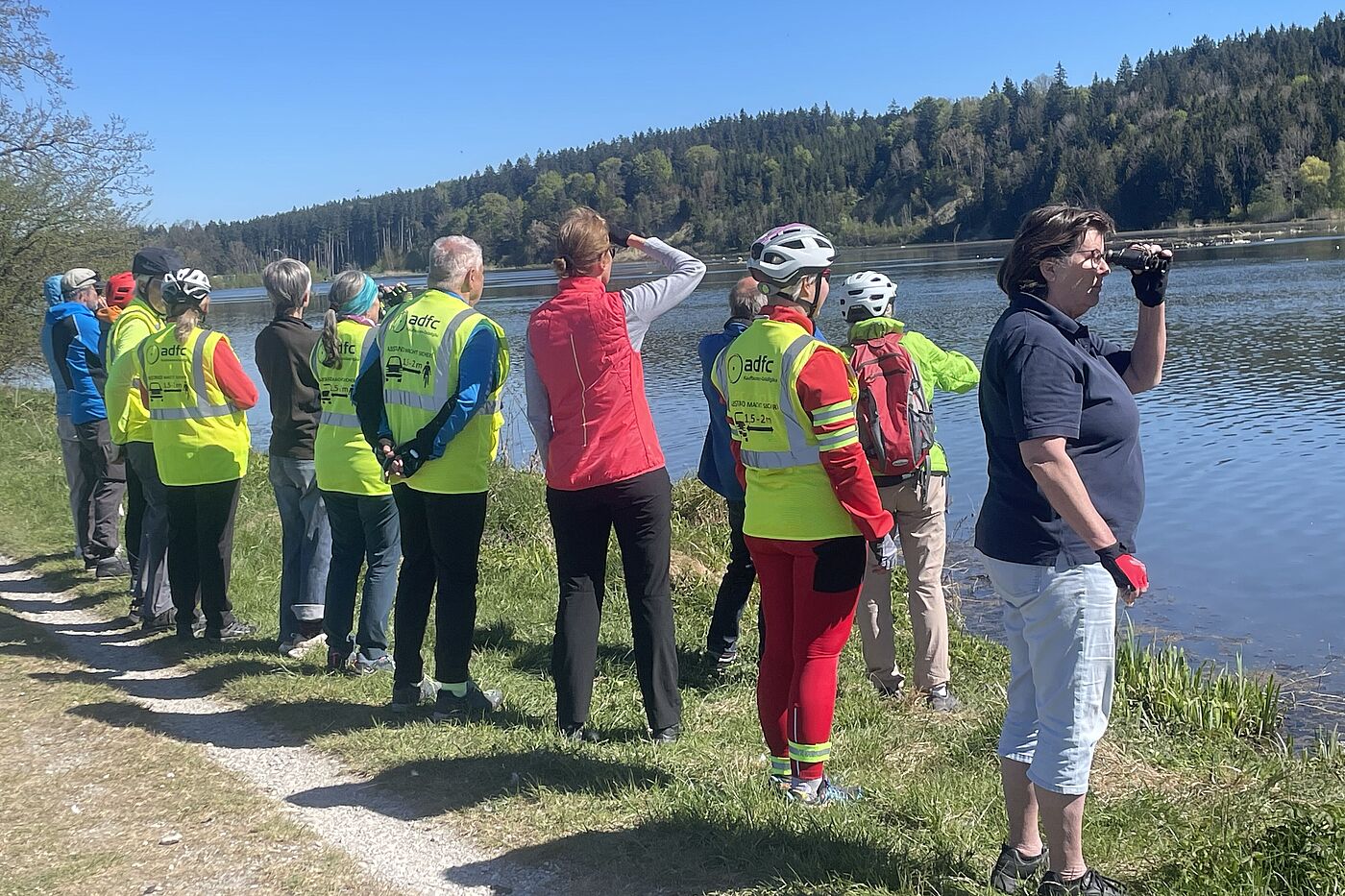 Gruppe am Ufer eines Sees