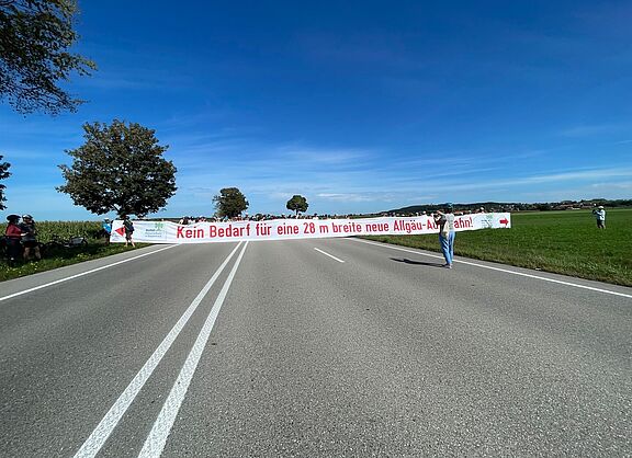 Demonstranten mit Banner auf breiter Straße
