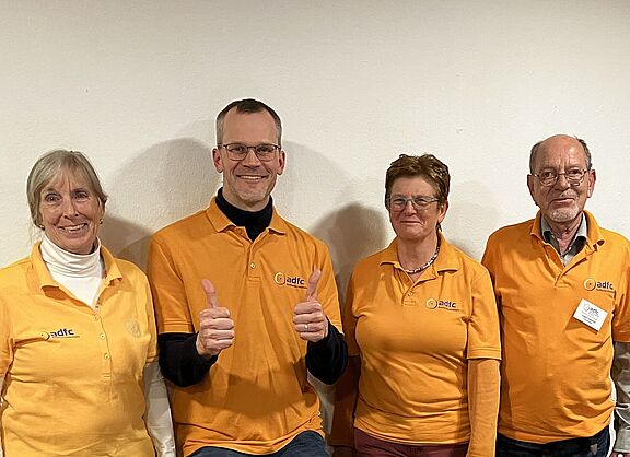 Gruppenfoto mit 4 Personen mit orangenen ADFC shirts