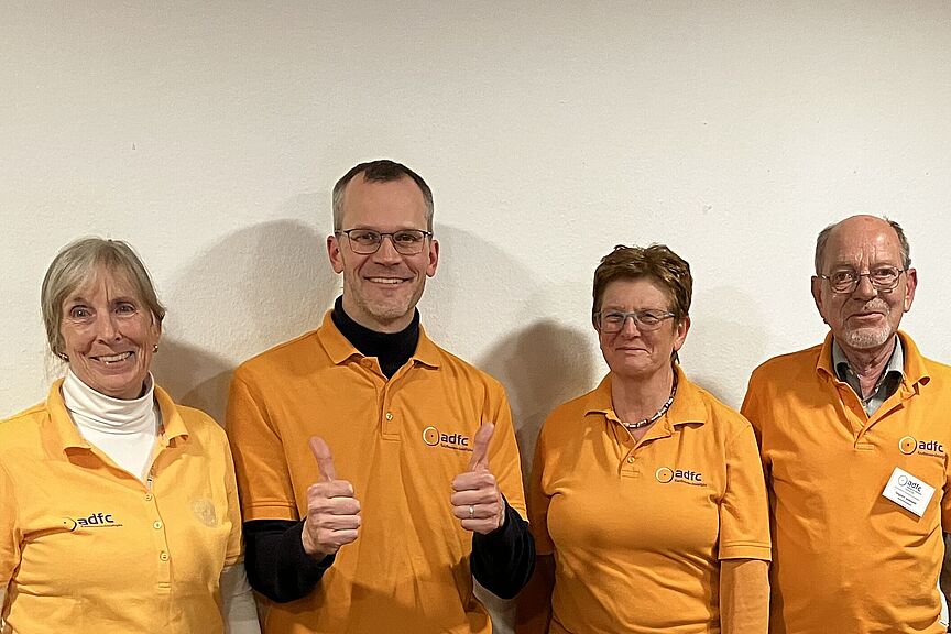 Neuer Vorstand 2026 Gruppenfoto mit 4 Personen mit orangenen ADFC shirts