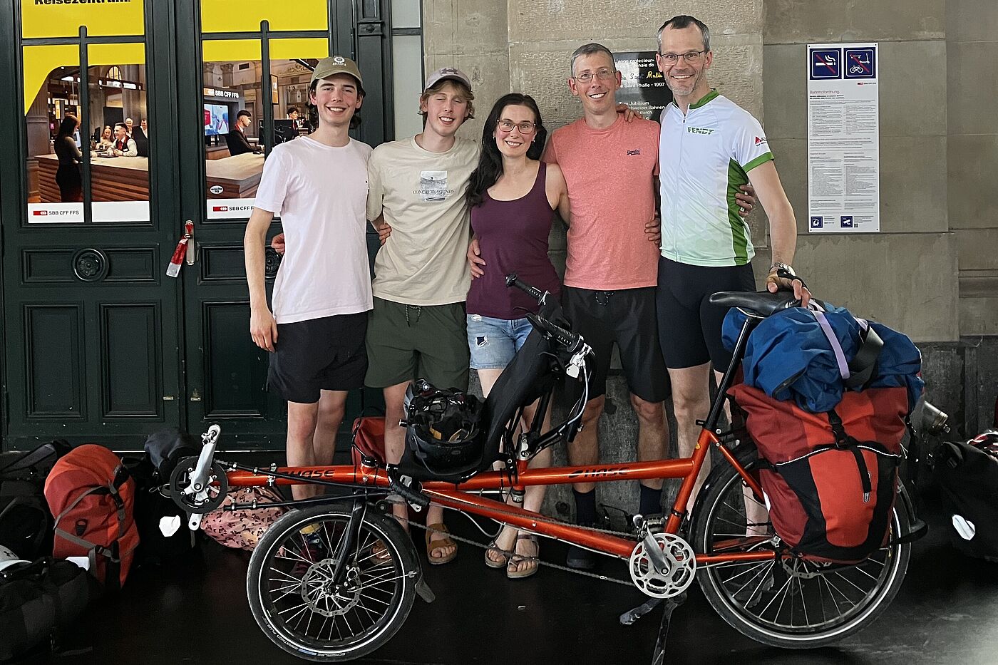 5 Personen mit Tandem und Gepäck