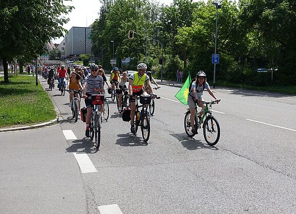Viele Radfahrer:innen radeln mitten auf der Straße.