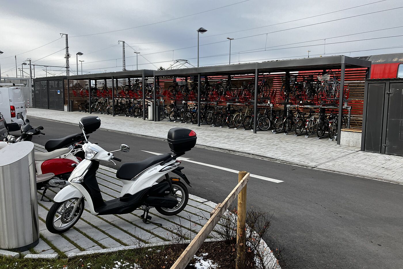 Roller und Räder am Bahnhof