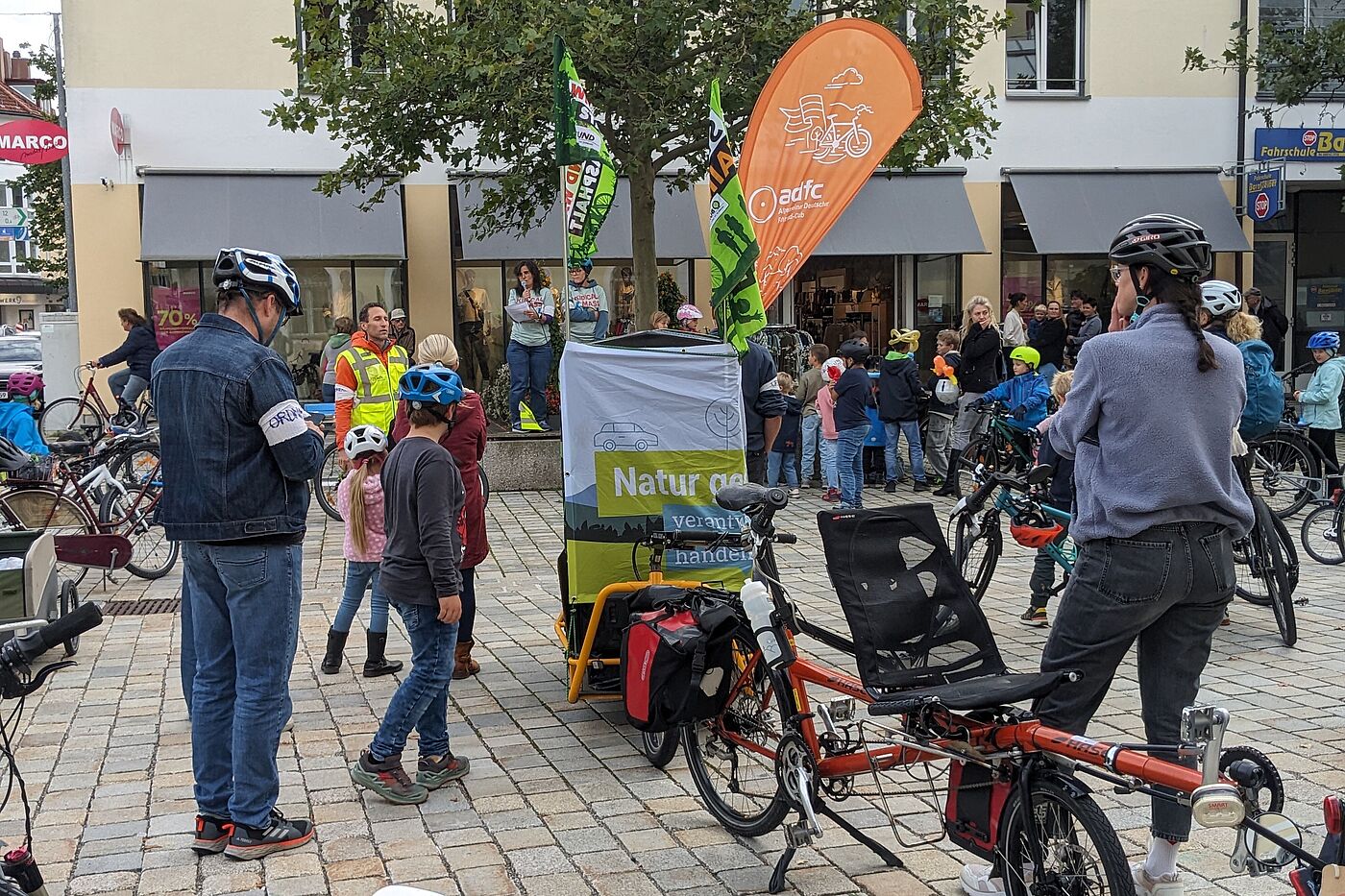 Radler:innen auf einem Platz