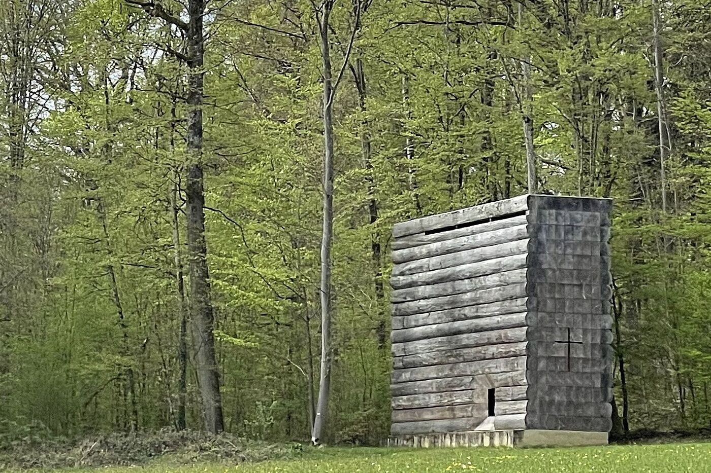 Holzkapelle am Waldrand