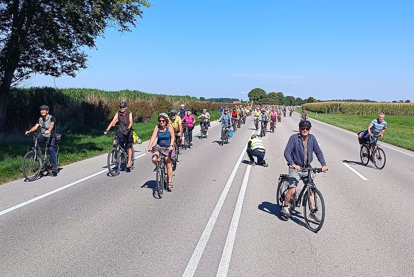 Radfahrer auf Bundesstraße