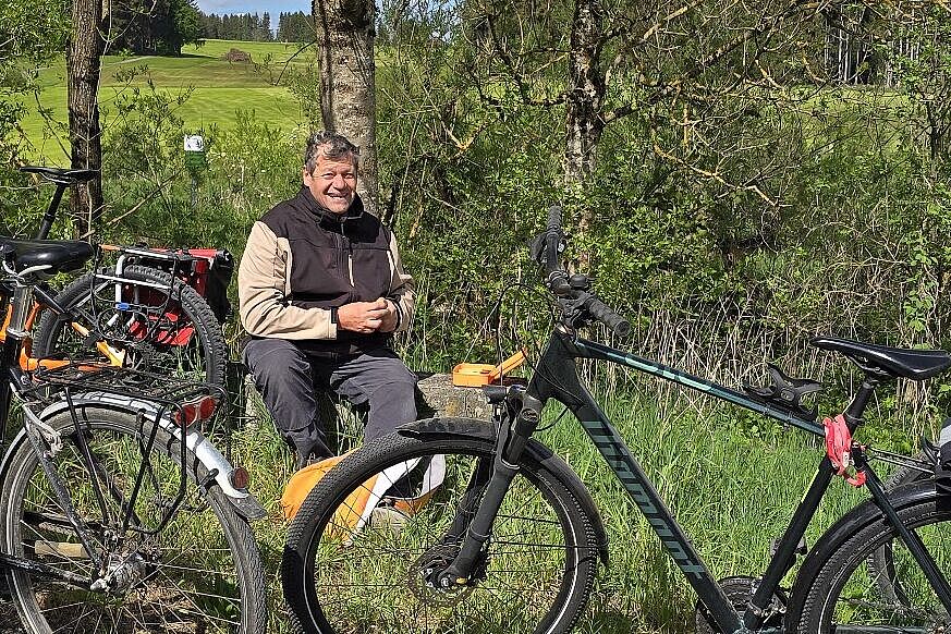 Mann macht Brotzeit