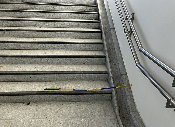 Treppe mit Schieberinne für Fahrräder