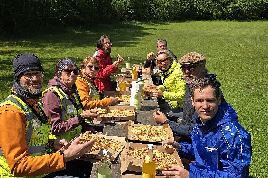 Mittagstisch mit Pizzen