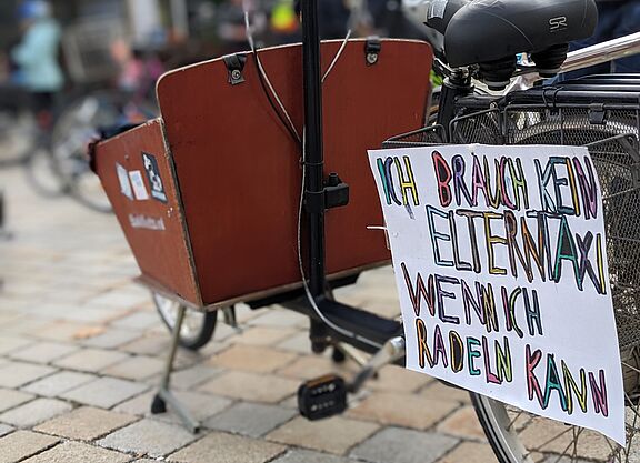 Lastenrad mit Demonstrationsplakat