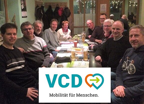 10 Personen am Tisch im Wirtshaus