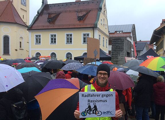 Demonstration gegen Rassismus und Demokratiefeindlichkeit. Viele Demonstranten 