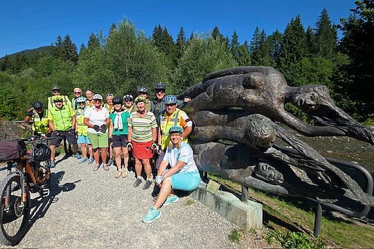 Gruppenfoto auf Brücke mit Skulptur