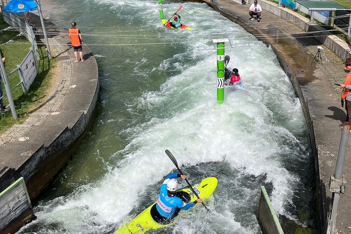Kajakfahrer im Wildwasser