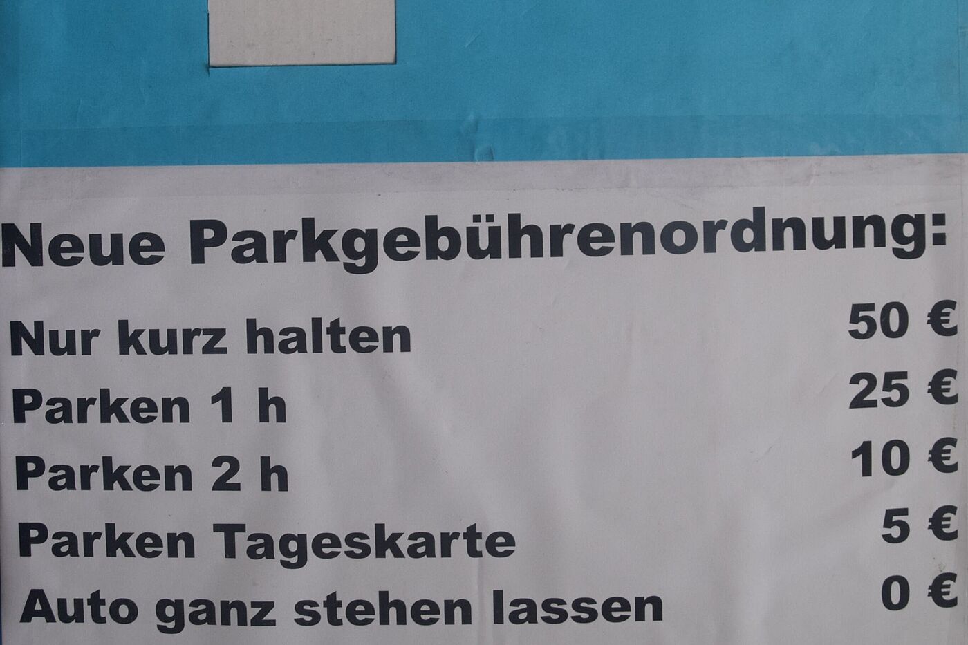 Parkplatzschild mit Gebührenordnung