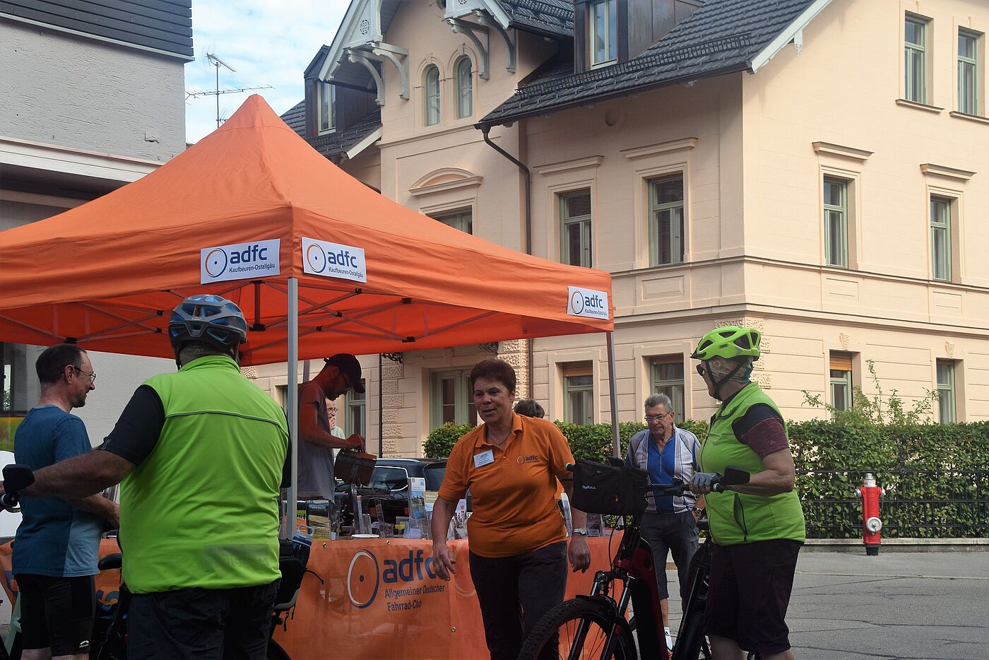 ADFC Infostand mit Besucherandrang