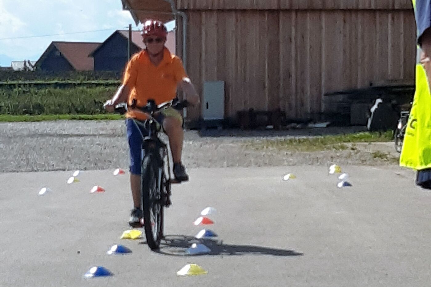 Radfahrerin zwischen Pylonen