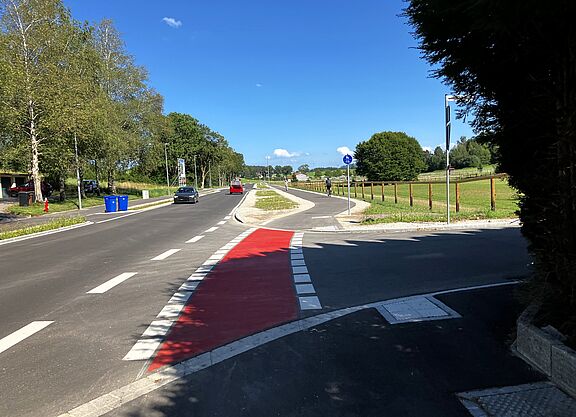 Straße mit abgesetzem Geh- und Radweg