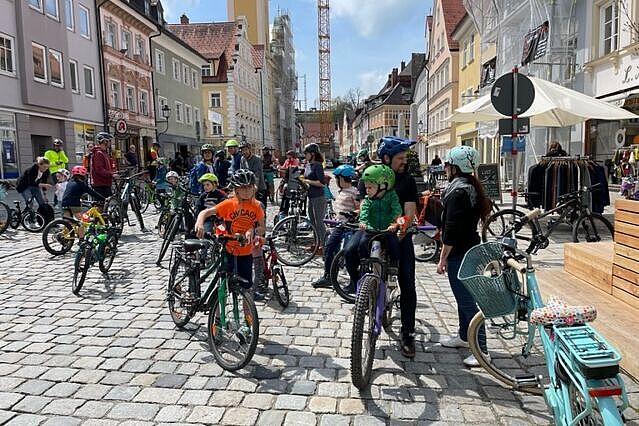 Kinder auf dem Rad in der Innestadt