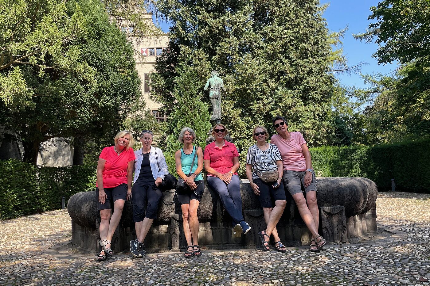 Waehrend_die_Damen_auf_den_Traumprinzen_am_Schloss_Landsberg_warten.. Gruppenbild