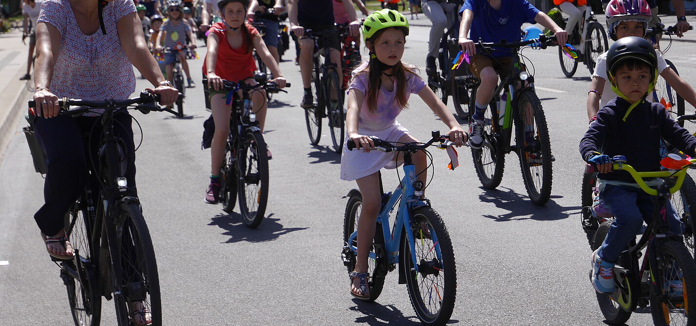 Familien-Fahrraddemo 2025 in Oberursel Kinder und Erwachsene fahren auf Rädern
