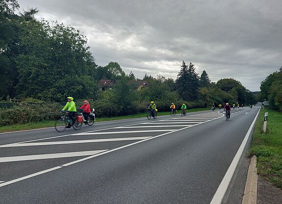 Fahrraddemo 21. September: Abfahrt Saalburg Radfahrende bergab von der Saalburg