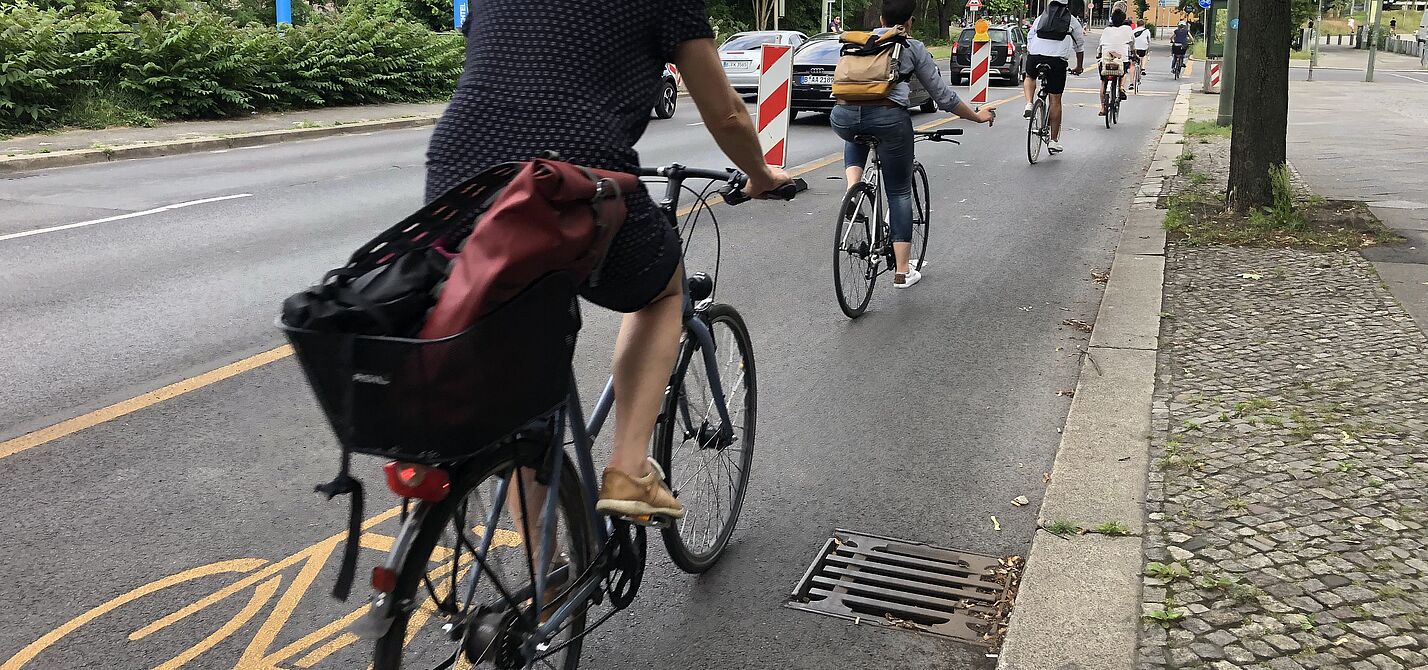 Schnellbauelement geschützter Radfahrstreifen (Pop-up-Radweg) mit Baken. Schnellbauelement geschützter Radfahrstreifen (Pop-up-Radweg) mit Baken.