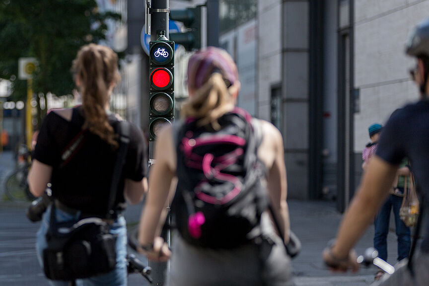 Rote Ampel Radfahrende warten vor einer roten Ampel.