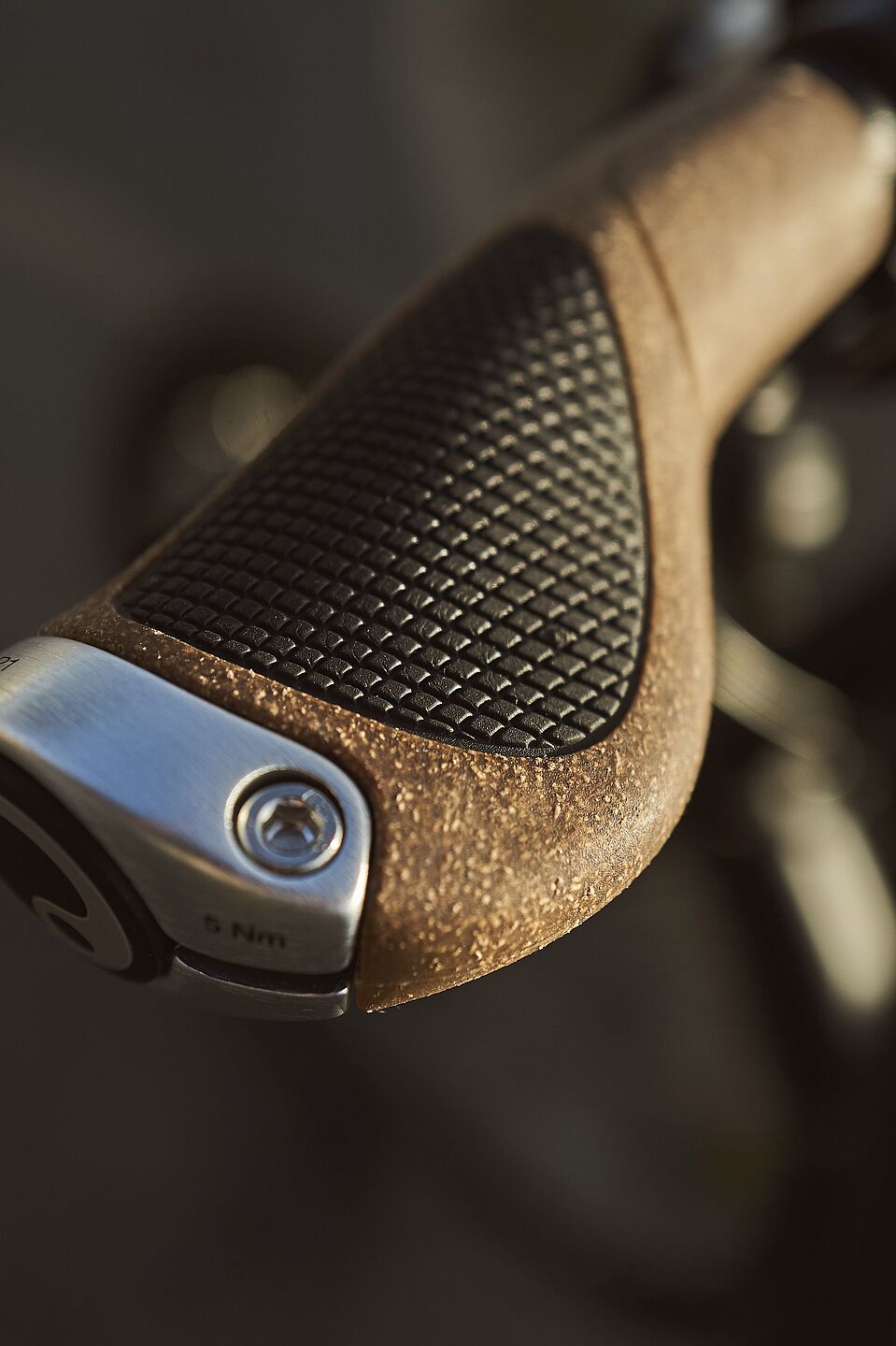 Ergonomisch gestaltete Lenkergriffe können Schmerzen und Kribbeln in Handflächen und Fingern vermeiden. Ergonomisch gestaltete Lenkergriffe können Schmerzen und Kribbeln in Handflächen und Fingern vermeiden.