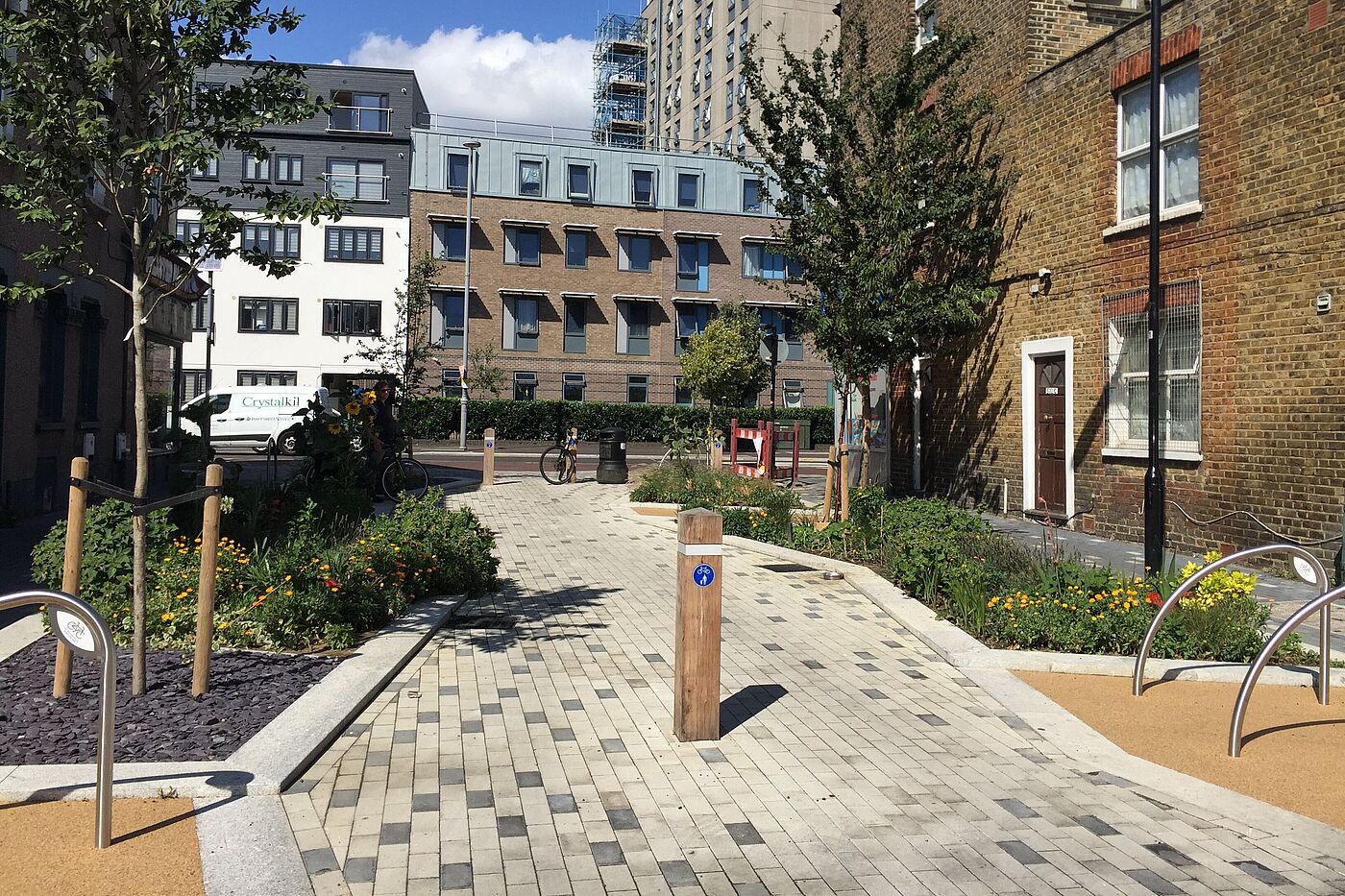 Mini-Hollands in London: Aufwertung der Straß durch Grünflächen und Fahrradbügel.