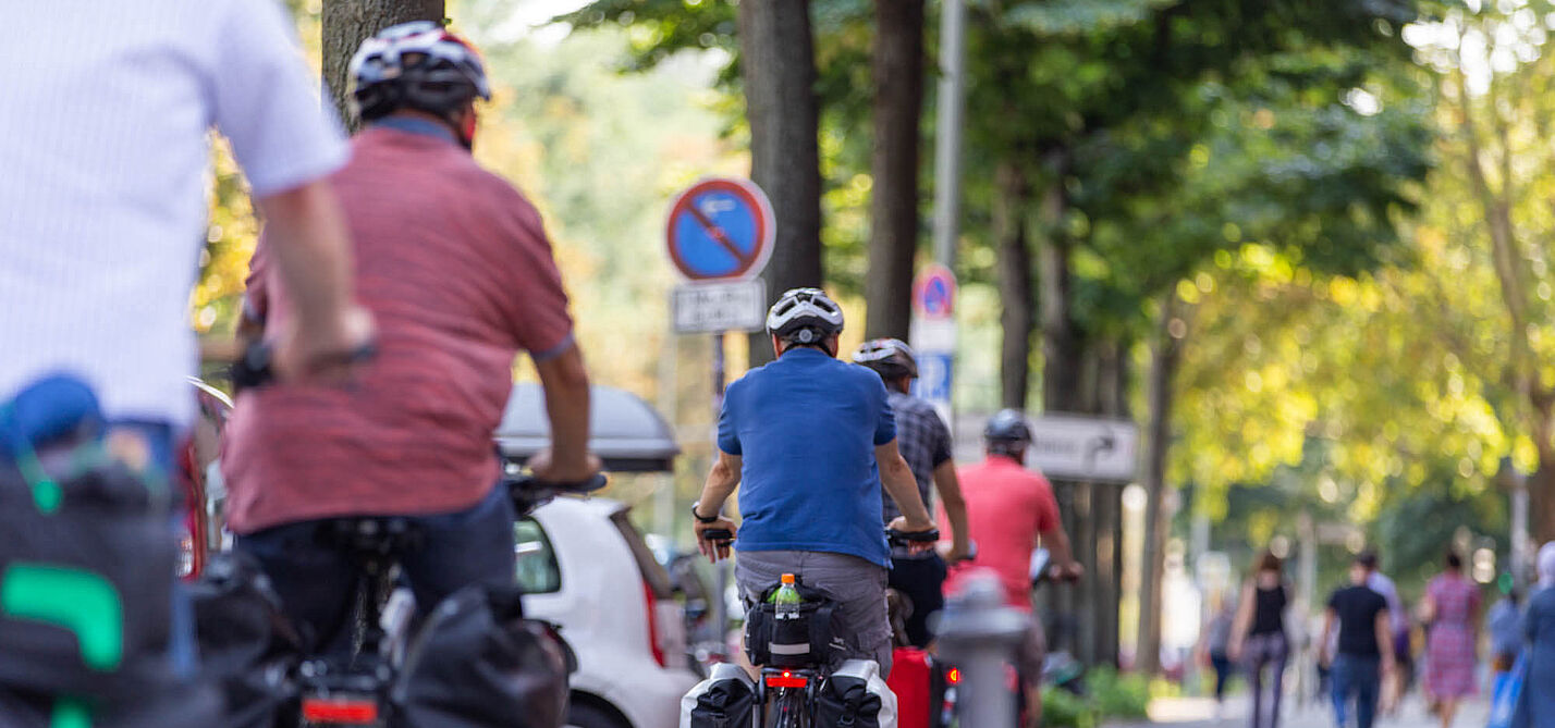 Berufsradler mit Helm in der Innenstadt