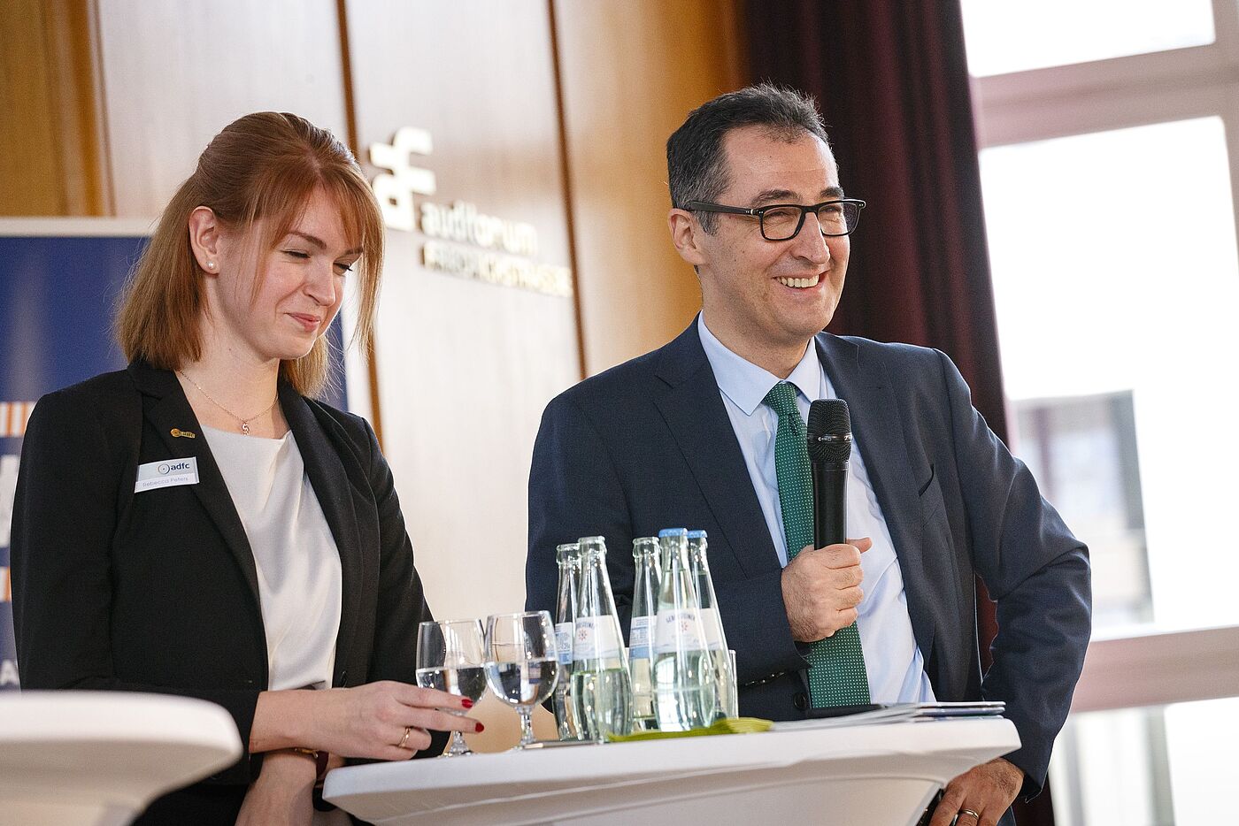 Rebecca Peters, stellvertretende ADFC-Bundesvorsitzende und Cem Özedemir, Vorsitzender des Verkehrsausschusses des Bundestages, während der Diskussion.